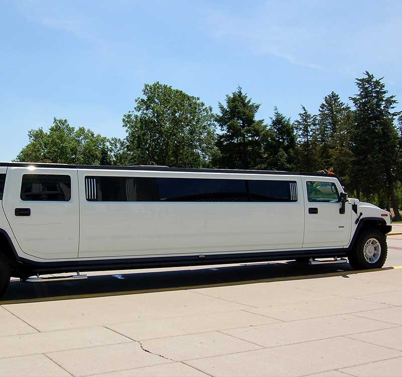black wedding limo with flower and ribbon black wedding limo with flower and ribbon<br />