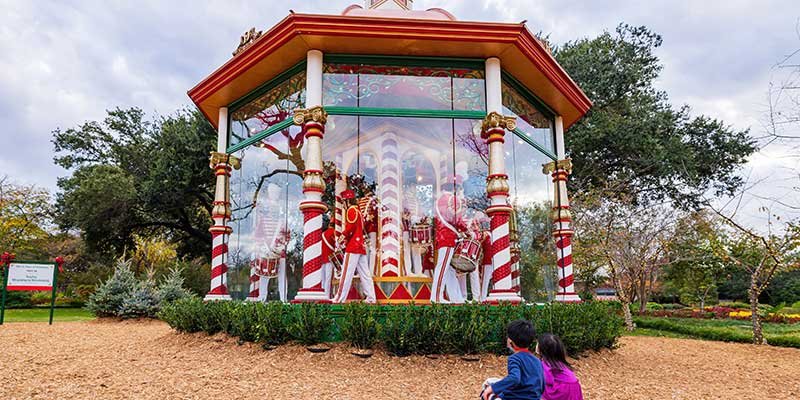 Children watching the 12 Days of Christmas exhibition at the Dallas Arboretum and Botanical Garden<br />
